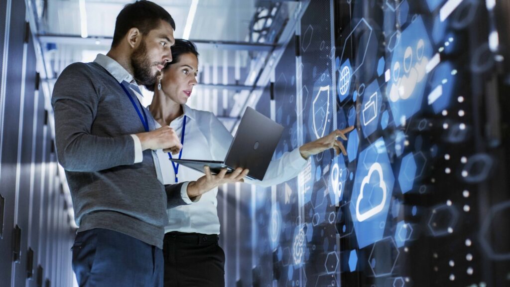 A female IT technician explaining the work to an engineer.